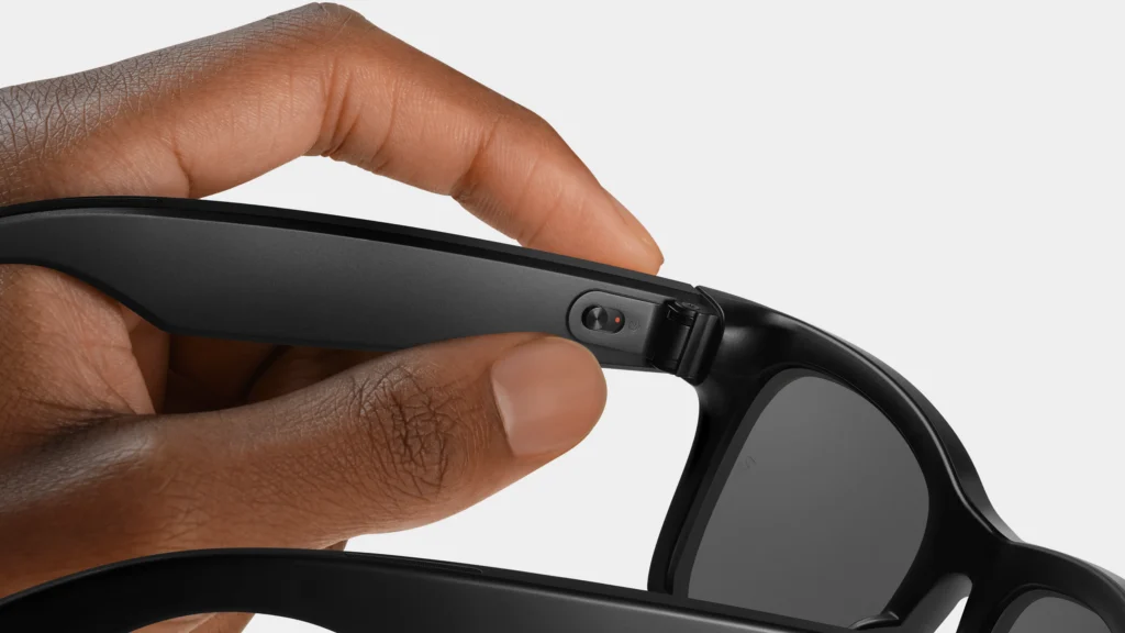 Detalhe do botão de gravação na haste lateral do Ray-Ban que grava Meta Smart
