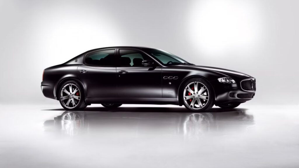 Pelo preço de um novo Camry, você pode adquirir este sedã de luxo V8