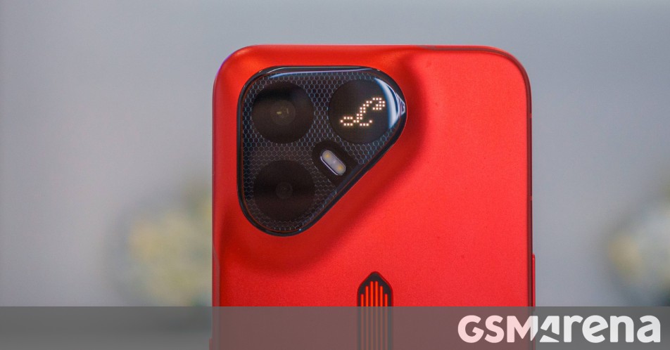 Tecno Pova Metal Tonino Lamborghini Edition prático