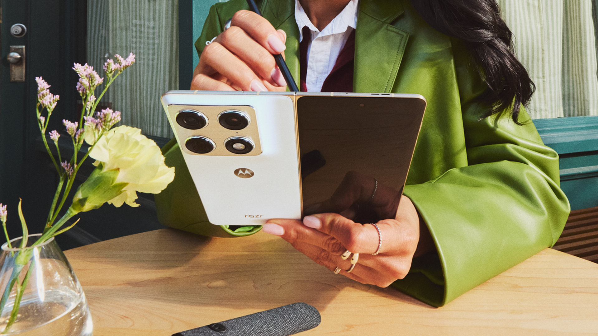 Razr Fold aberto nas costas