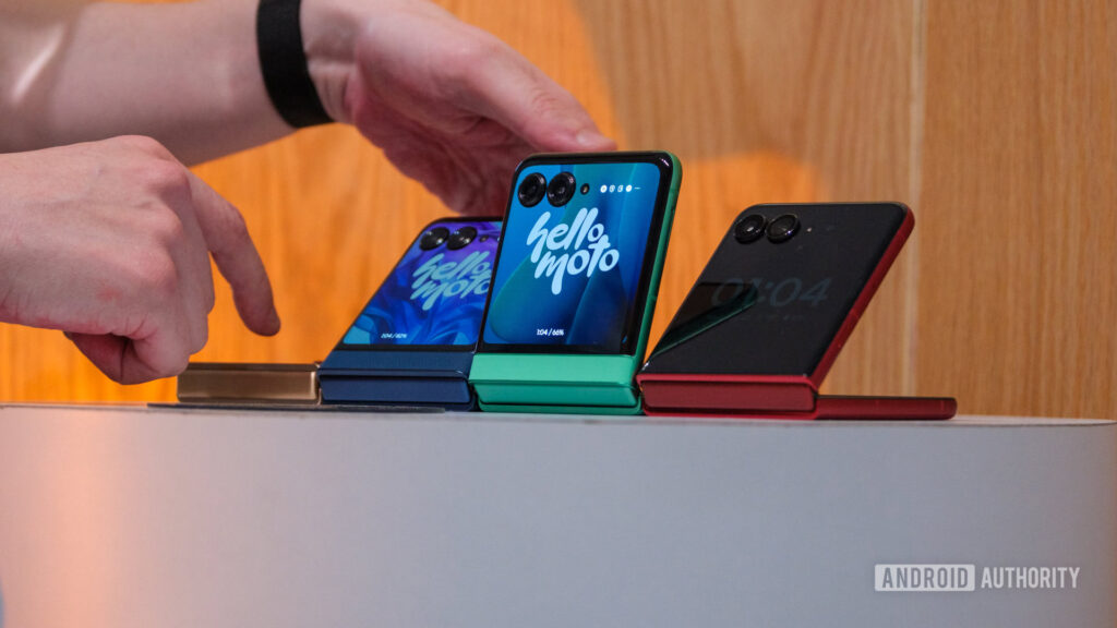 Série Motorola Razr 2025 na mesa